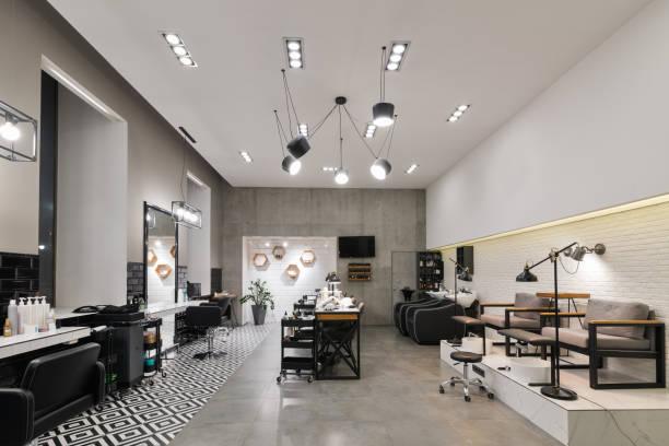 interior moderno del salón de belleza que consiste en salón de uñas y barbería. - backwash fotografías e imágenes de stock