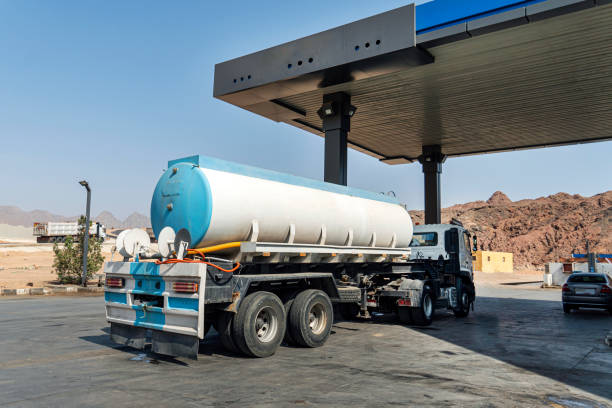 consegna del carburante alla stazione di servizio. industria dei carburanti. autocisterna che consegna carburante alla stazione di servizio - built structure truck trucking fuel storage tank foto e immagini stock