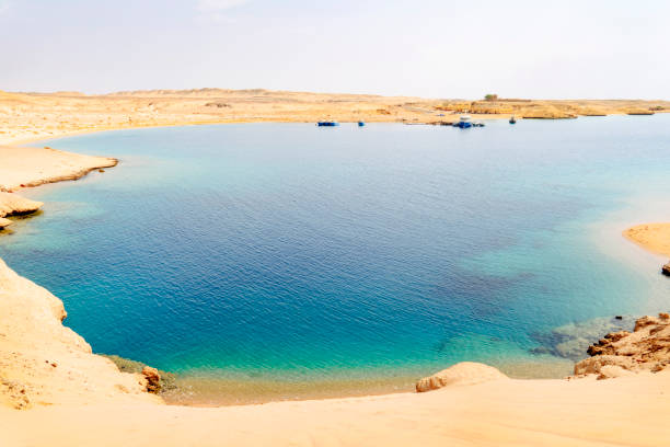 eine steinerne sandküste in der wüste. die küste in sharm el sheikh ägypten. bucht mit blauem wasser im ras muhammad nationalpark - gulf of suez stock-fotos und bilder