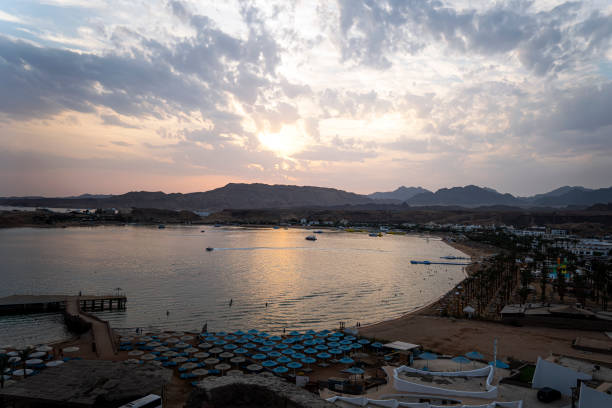 krajobraz miasta sharm el sheikh. piaszczysta plaża morska na tle gór i zachodu słońca. - naâma zdjęcia i obrazy z banku zdjęć