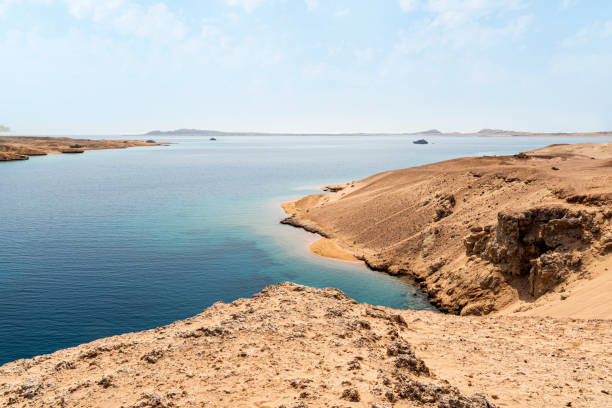eine steinerne sandküste in der wüste. die küste in sharm el sheikh ägypten. bucht mit blauem wasser im ras muhammad nationalpark - gulf of suez stock-fotos und bilder