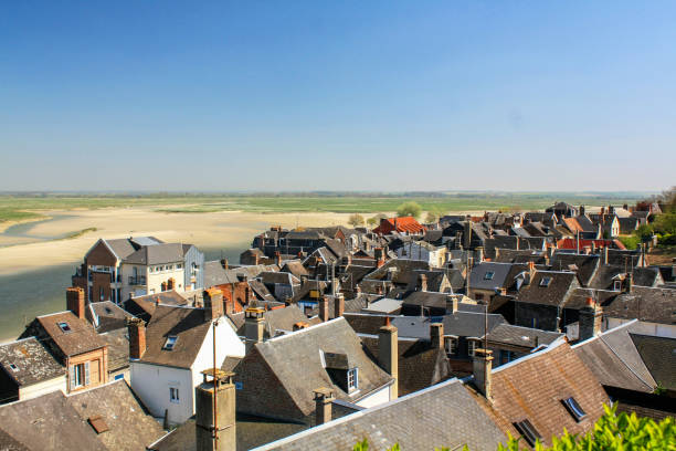 saint-valéry-sur-somme. os telhados da cidade. somme. picardie, picardie. hauts-de-france - picardy - fotografias e filmes do acervo