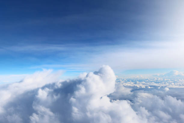 nuvens fotografadas do avião, alta atitude, azul - cloud sky white aerial view - fotografias e filmes do acervo