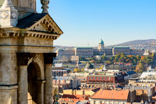 palacio real de buda visto desde la cima de la basílica de san esteban, budapest, hungría - budapest aerial view royal palace of buda hungary fotografías e imágenes de stock