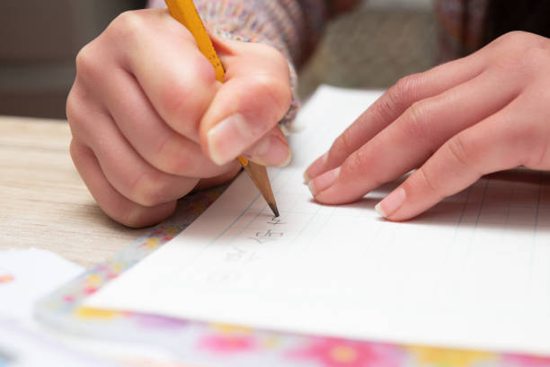 鉛筆で漢字を練習する子供 - 日本語 ストックフォトと画像