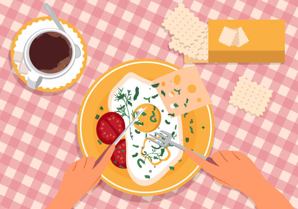 ręce trzymają nóż i widelec nad talerzem jajecznicy. na stole jest kawa i krakersy. śniadanie. - fork plate isolated scrambled eggs stock illustrations