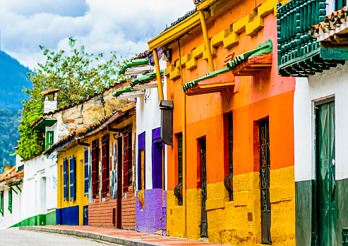 Edificios colorfoul en el casco antiguo colonial de la Candelaria en Bogotá, Colombia photo