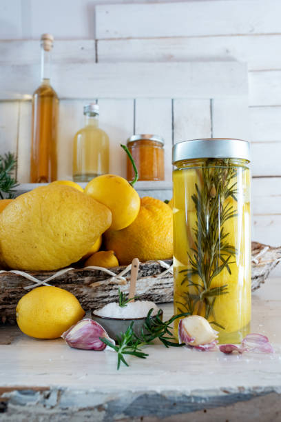 허브를 곁들인 수제 레몬 - vinegar bottle herb white 뉴스 사진 이미지