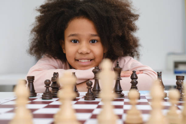 fille afro-américaine jouant aux échecs - chess skill concentration intelligence photos et images de collection