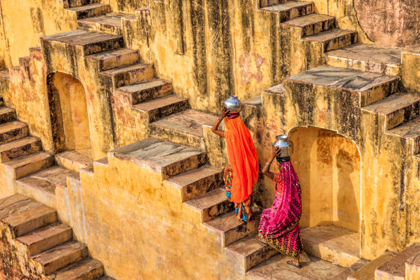 indian femme transportant l'eau d'adalaj près de jaipur - porter sur la tête photos et images de collection