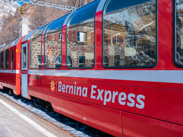 trem panorâmico suíço bernina express - rhätische bahn - fotografias e filmes do acervo