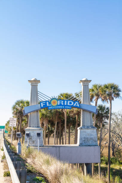 "florida welcome you" florida welcome sign between florida state and georgia state in the highway, florida, usa - florida orlando welcome sign greeting - fotografias e filmes do acervo