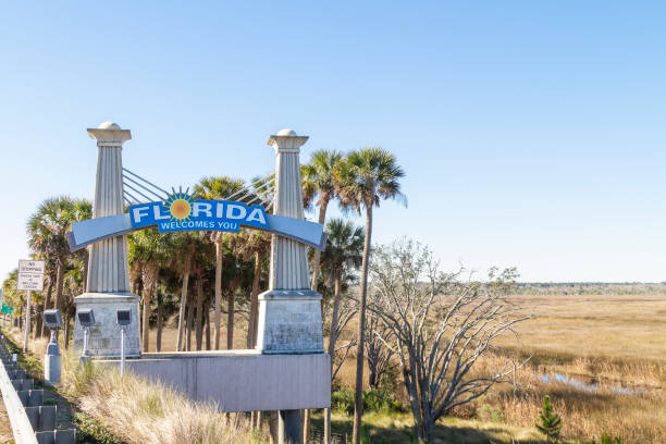 "florida welcome you" señal de bienvenida de florida entre florida state y georgia state en la autopista, florida, ee. uu. - florida orlando welcome sign greeting fotografías e imágenes de stock