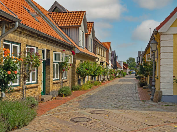 maisons historiques dans l’ancien village de pêcheurs de holm, un quartier du schleswig dans le schleswig-holstein, allemagne - schleswig photos et images de collection