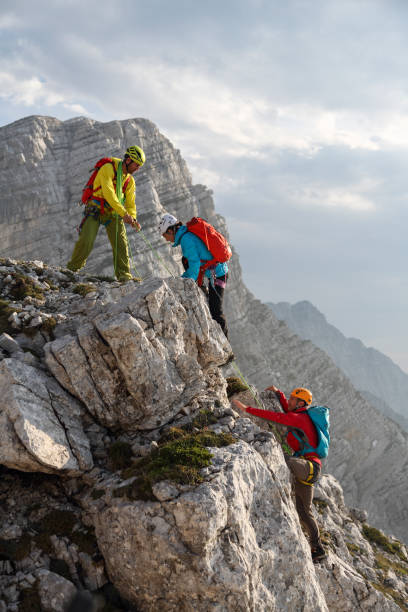 Grupo de escaladores de montaña en su camino a la cima - foto de stock