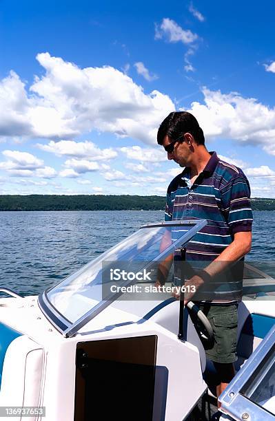 Uomo Guida In Barca - Fotografie stock e altre immagini di Acqua - Acqua, Adulto, Ambientazione esterna