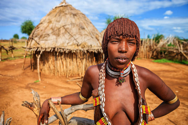 ハマー族、エチオピア、アフリカ出身の若い女性 - hamer ストックフォトと画像