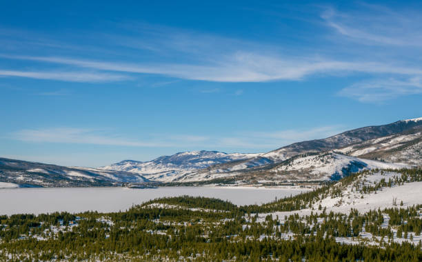 bellissimo paesaggio invernale con alberi sempreverdi e piste da sci nelle montagne rocciose, colorado - lake dillon foto e immagini stock