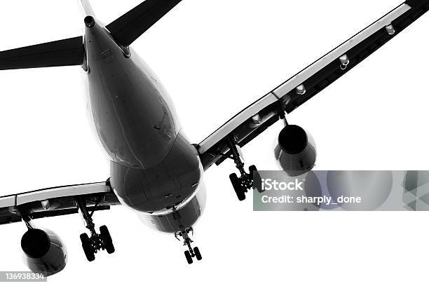 Odrzutowy Samolot Pasażerski Lądowania Na Białym Tle - zdjęcia stockowe i więcej obrazów Samolot