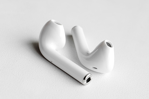 Auriculares inalámbricos sobre fondo blanco, Close-up. El concepto de tecnología moderna. photo