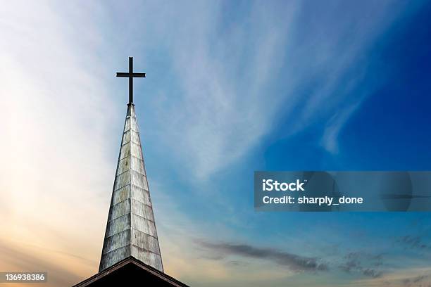 Xxl Cruce Y Chapitel Foto de stock y más banco de imágenes de Iglesia - Iglesia, Chapitel, Arquitectura exterior