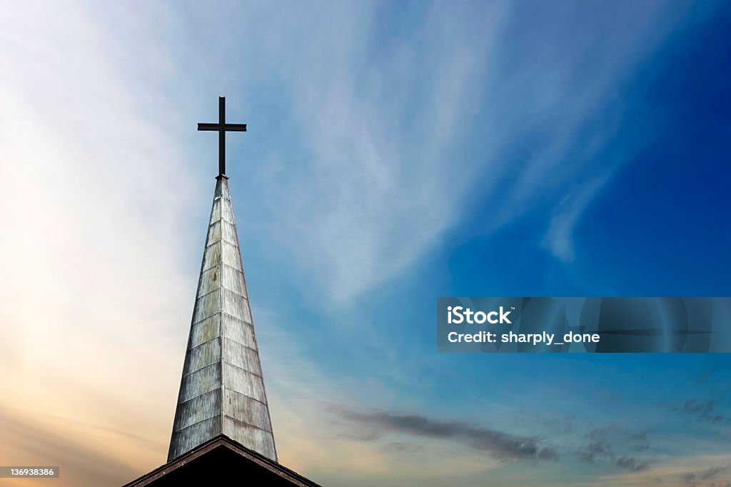 XXL cross e Torre con guglia - Foto stock royalty-free di Chiesa