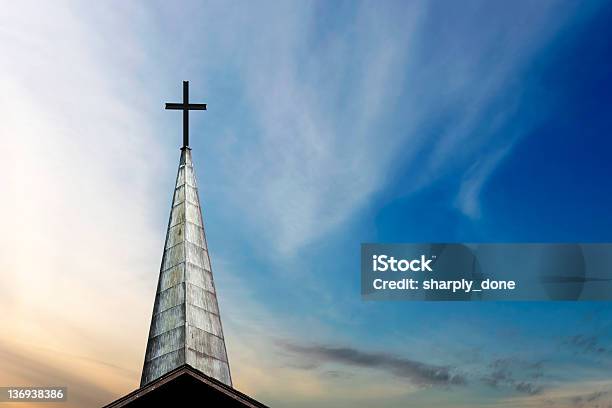 Xxl Cross E Torre Con Guglia - Fotografie stock e altre immagini di Chiesa - Chiesa, Torre con guglia, Esterno di un edificio
