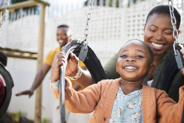 ujęcie małej dziewczynki bawiącej się na huśtawce - african children zdjęcia i obrazy z banku zdjęć