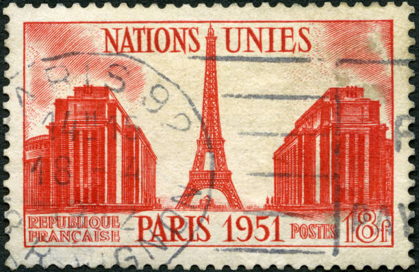 フランスで印刷された切手は、シャイヨ宮殿とエッフェル塔を示しています - postage stamp postmark mail paris france ストックフォトと画像