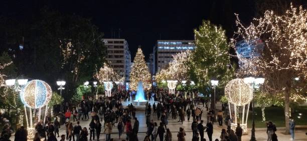 noël sur la place syntagma - syntagma square photos et images de collection