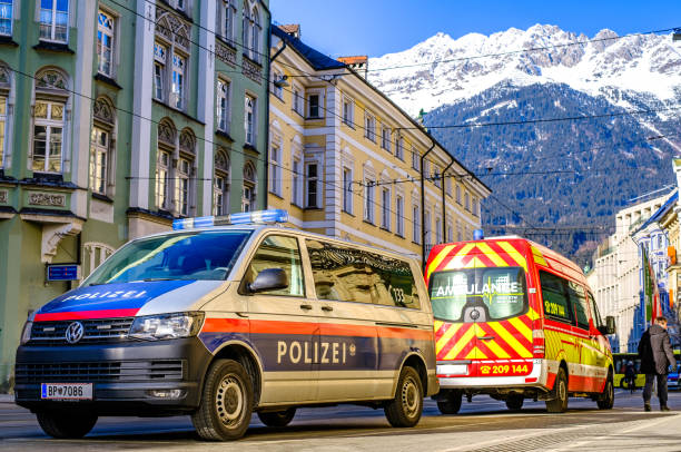 voiture de police typique dans la vieille ville d’innsbruck - autriche - innsbruck austria tirol european alps photos et images de collection