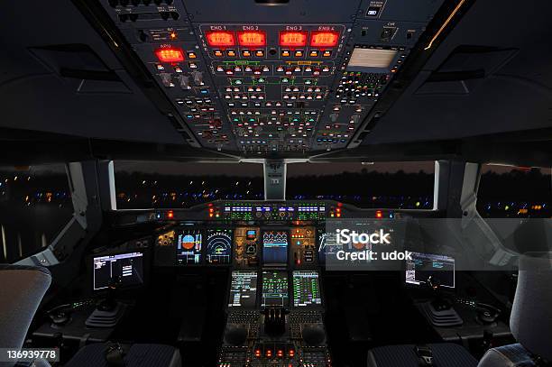 Airbus Cockpit Stockfoto und mehr Bilder von Cockpit - Cockpit, Nacht, Flugzeug