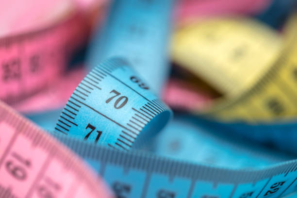 cloth tape measures close-up - textile healthy eating instrument of measurement tape measure imagens e fotografias de stock