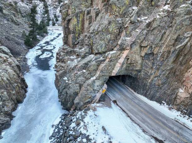 高速道路トンネルと川峡谷の空中写真 - fort collins rock cliff mountain range ストックフォトと画像