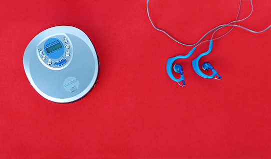 A CD player and earphones from the 90s to listen to music on the go