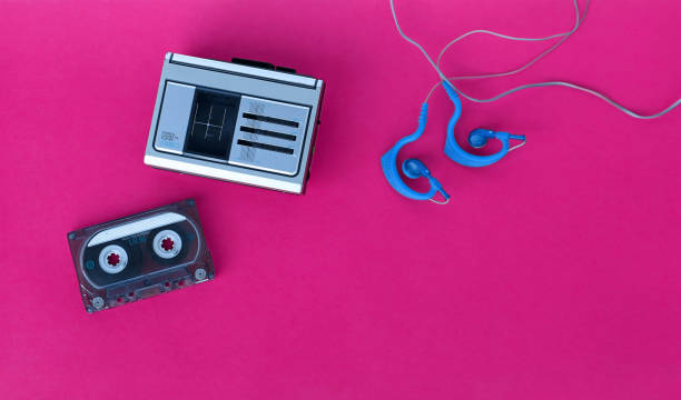 un reproductor de casetes, cinta y auriculares de los años 90 para escuchar música sobre la marcha - personal cassette player fotografías e imágenes de stock