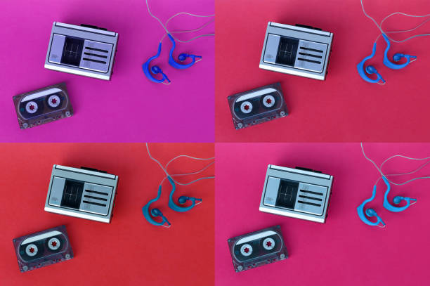 un lecteur de cassettes des années 90, une bande et des écouteurs pour écouter de la musique en déplacement - personal cassette player photos et images de collection