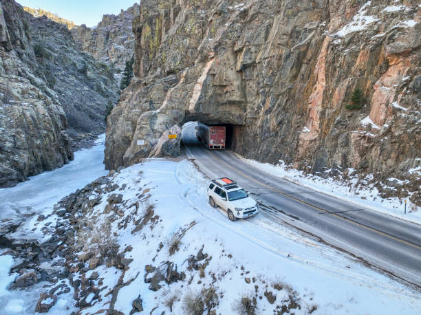 プードレキャニオンのトヨタ4ランナーsuv - fort collins rock cliff mountain range ストックフォトと画像