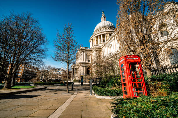 cattedrale di st paul e una classica cabina telefonica britannica rossa a londra - telephone booth telephone london england red foto e immagini stock