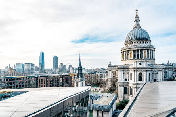 urbane skyline mit st. paul cathedral bei sonnenuntergang. london, vereinigtes königreich. - city of london office building construction architecture stock-fotos und bilder