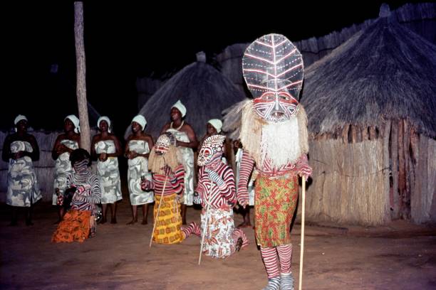 traditional dance in a south african village in swaziland - zulu african descent africa dancing imagens e fotografias de stock