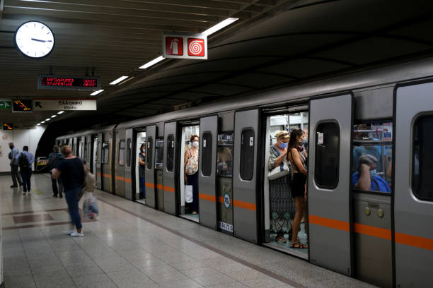 as pessoas esperam em uma plataforma do metrô - syntagma square - fotografias e filmes do acervo