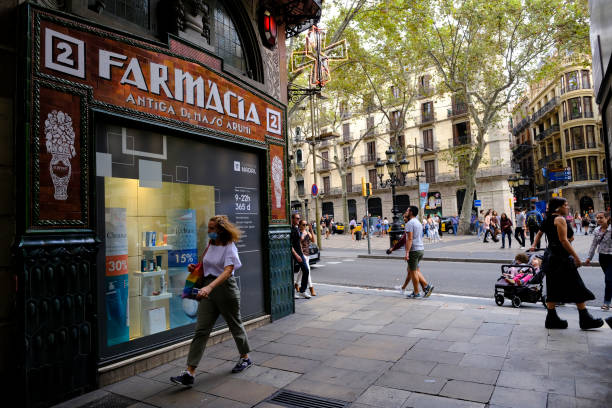 Exterior view of pharmacy in Barcelona Exterior view of pharmacy in Barcelona, Spain on October 3, 2021 farmacia stock pictures, royalty-free photos & images