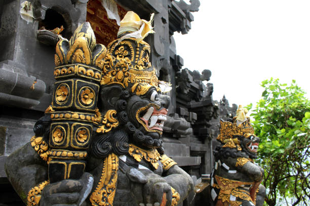 close-up de uma estátua em frente ao templo ao redor de tanah lot. tomada janeiro de 2022. - tanah lot close up bali indonesia - fotografias e filmes do acervo