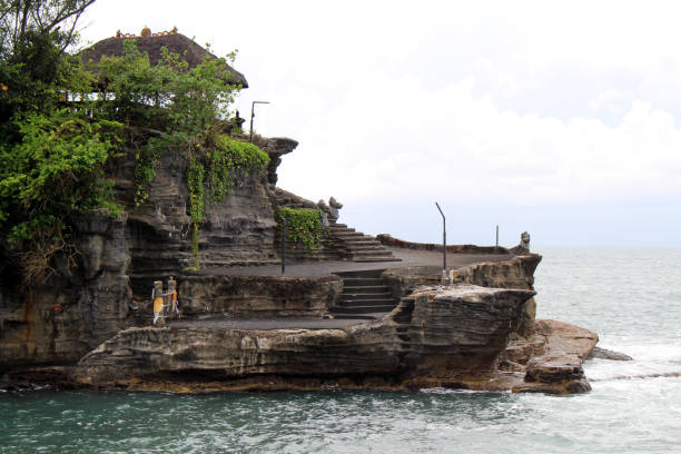 tanah lot, um templo hindu balinese no topo do penhasco e formação rochosa. tomada janeiro de 2022. - tanah lot close up bali indonesia - fotografias e filmes do acervo