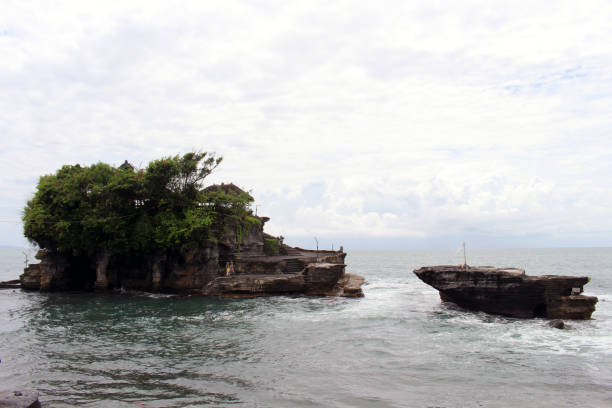 tempio di tanah lot a bali in indonesia in mezzo al mare. scattata a gennaio 2022. - travel destinations bali tanah lot temple foto e immagini stock