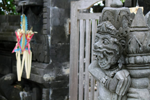 zbliżenie posągów wokół świątyni tanah lot. zrobione w styczniu 2022 roku. - tanah lot close up bali indonesia zdjęcia i obrazy z banku zdjęć