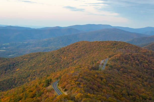 skyline drive al parco nazionale di shenandoah - blue ridge mountains appalachian mountains appalachian trail skyline drive foto e immagini stock