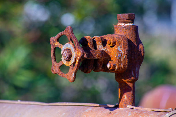 stary i zardzewiały przemysłowy kran do kontroli cieczy. - rusty metal rust pipe zdjęcia i obrazy z banku zdjęć