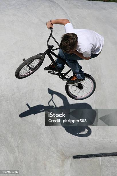 Bmx El Tanque Emitido De Patín Bowl Foto de stock y más banco de imágenes de Bicicleta acrobática - Bicicleta acrobática, Actividad, Adulto